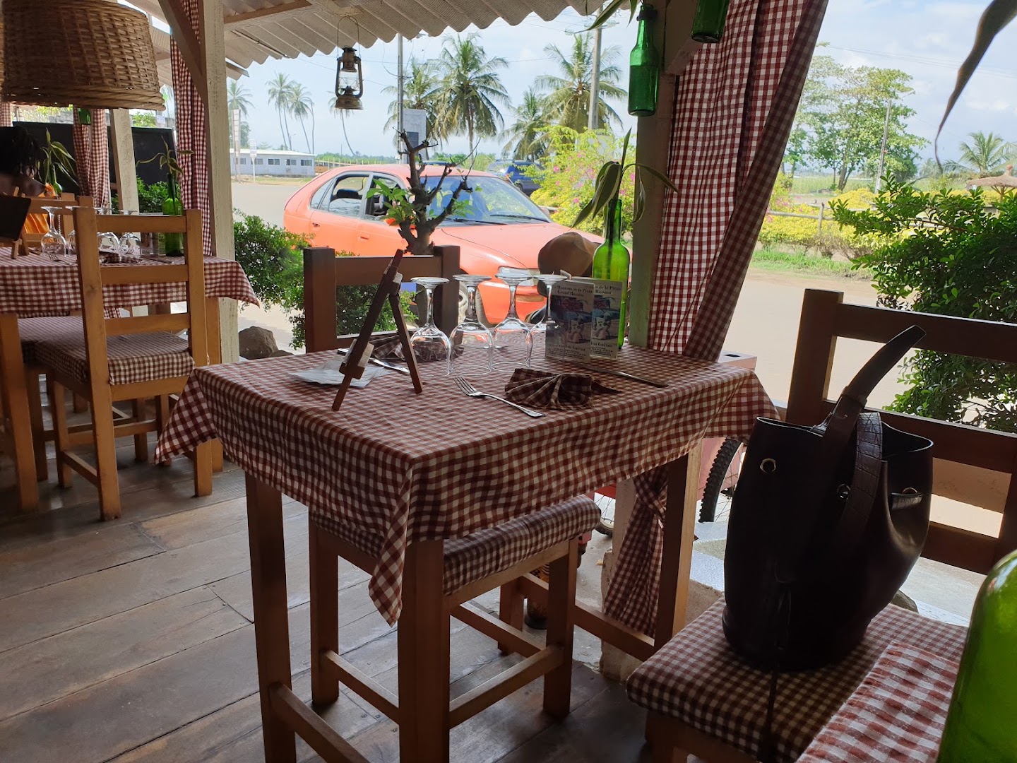 Les Moutons de la Pizza: inviting restaurant interior and atmosphere