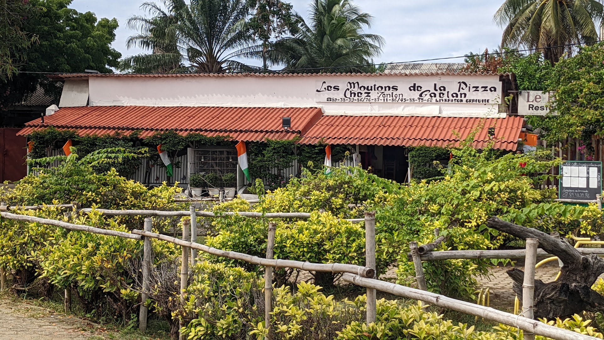 Les Moutons de la Pizza: clear exterior shot of restaurant