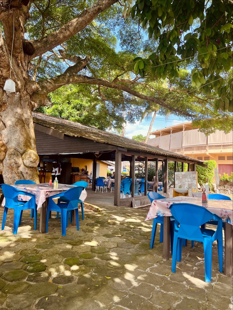 Maquis Le Quai: inviting outdoor restaurant terrace atmosphere