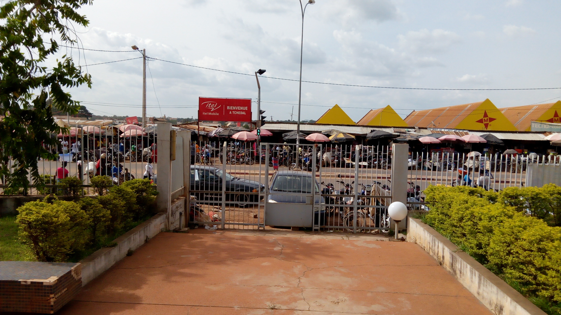 Grand Tchedal Market: clear view of market exterior
