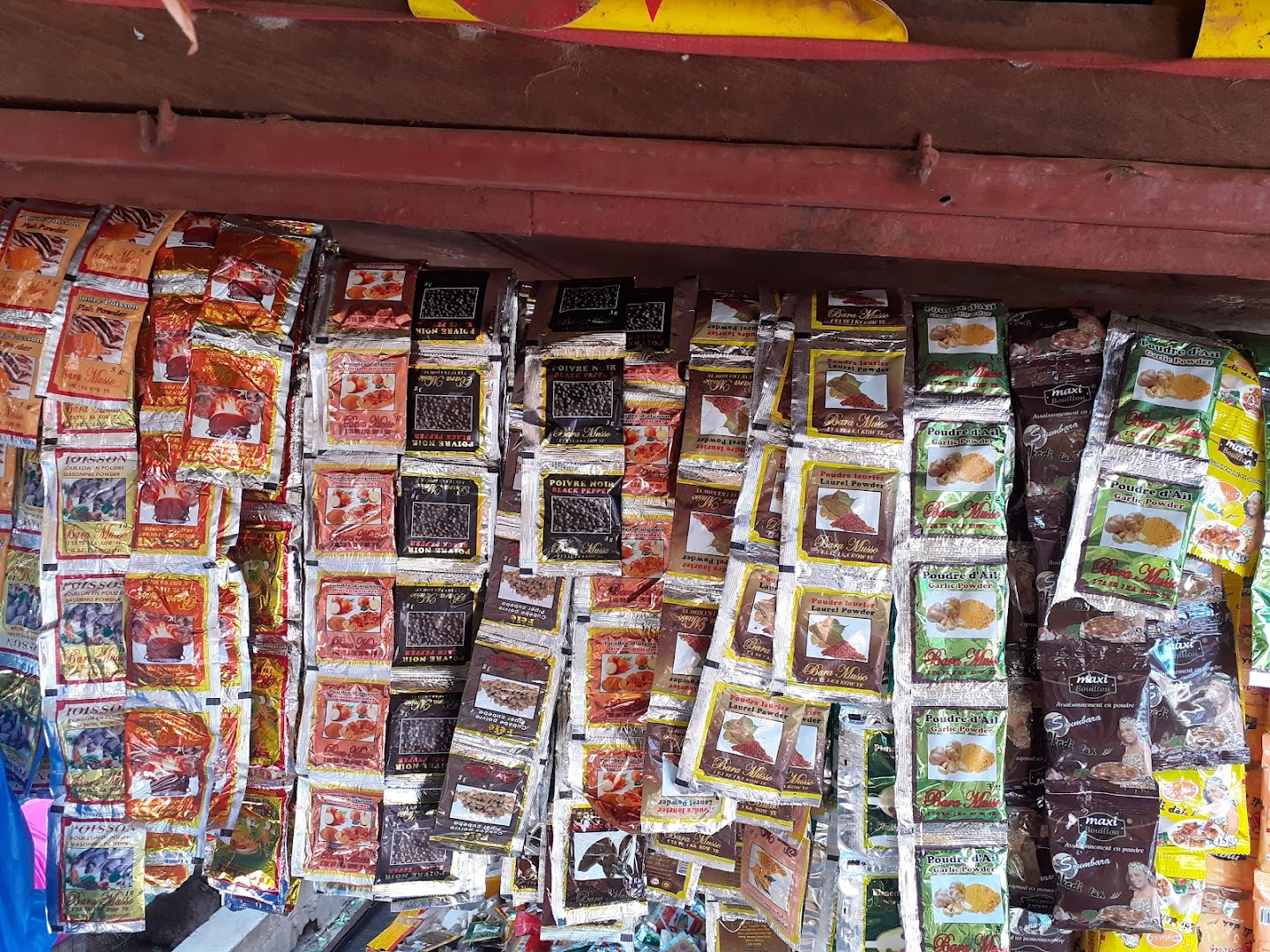Grand Tchedal Market: clear display of shop products