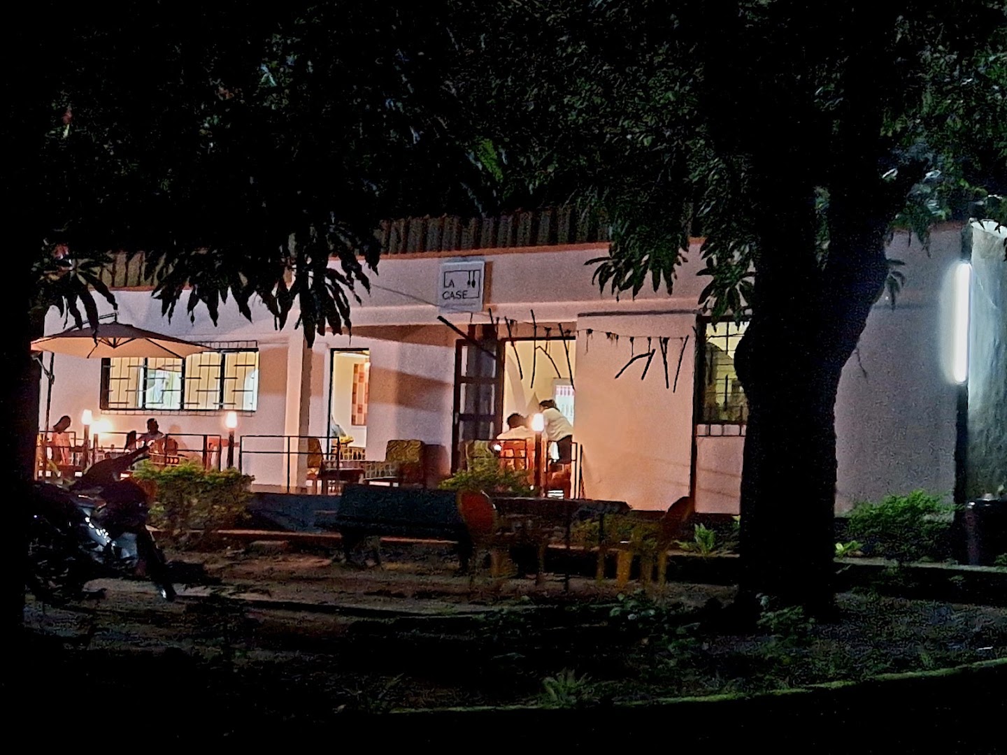 La Case: clear view of restaurant exterior