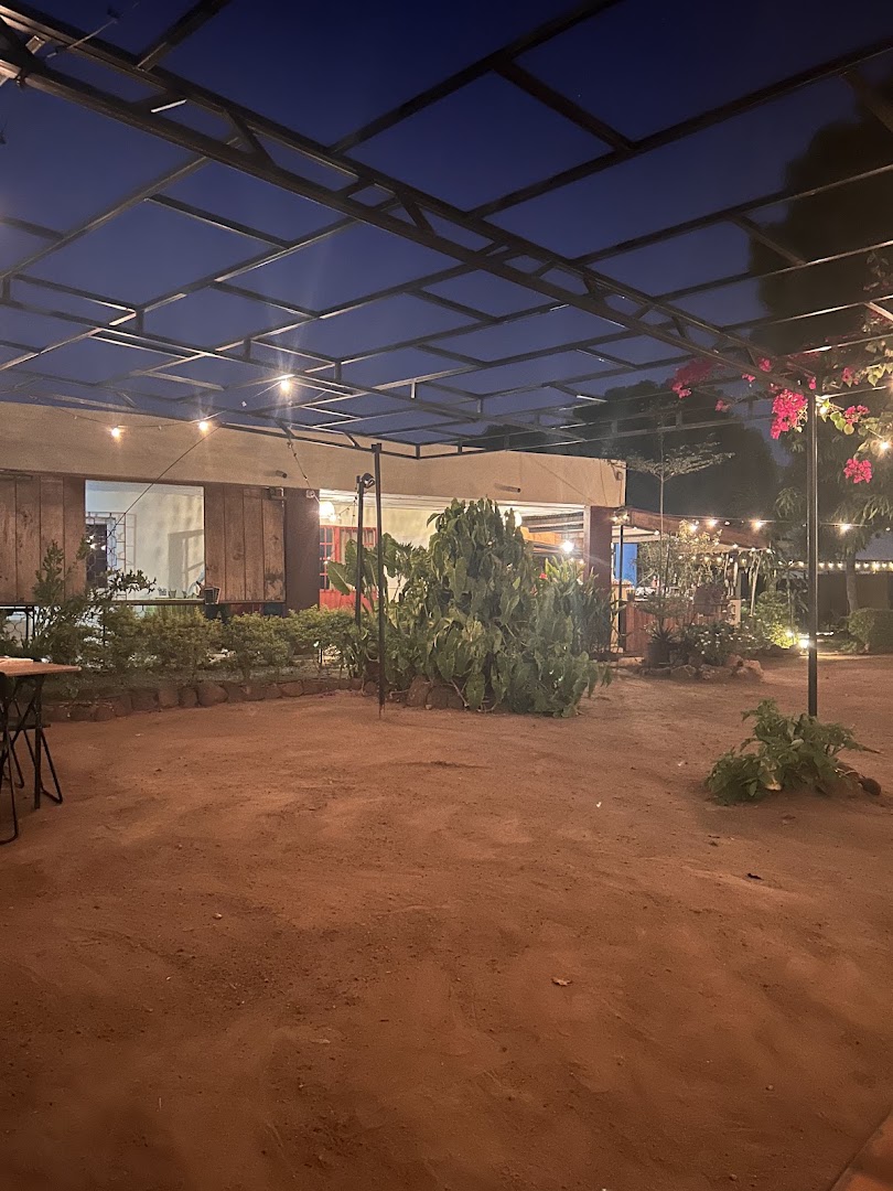 Le Savanna: inviting evening atmosphere and terrace