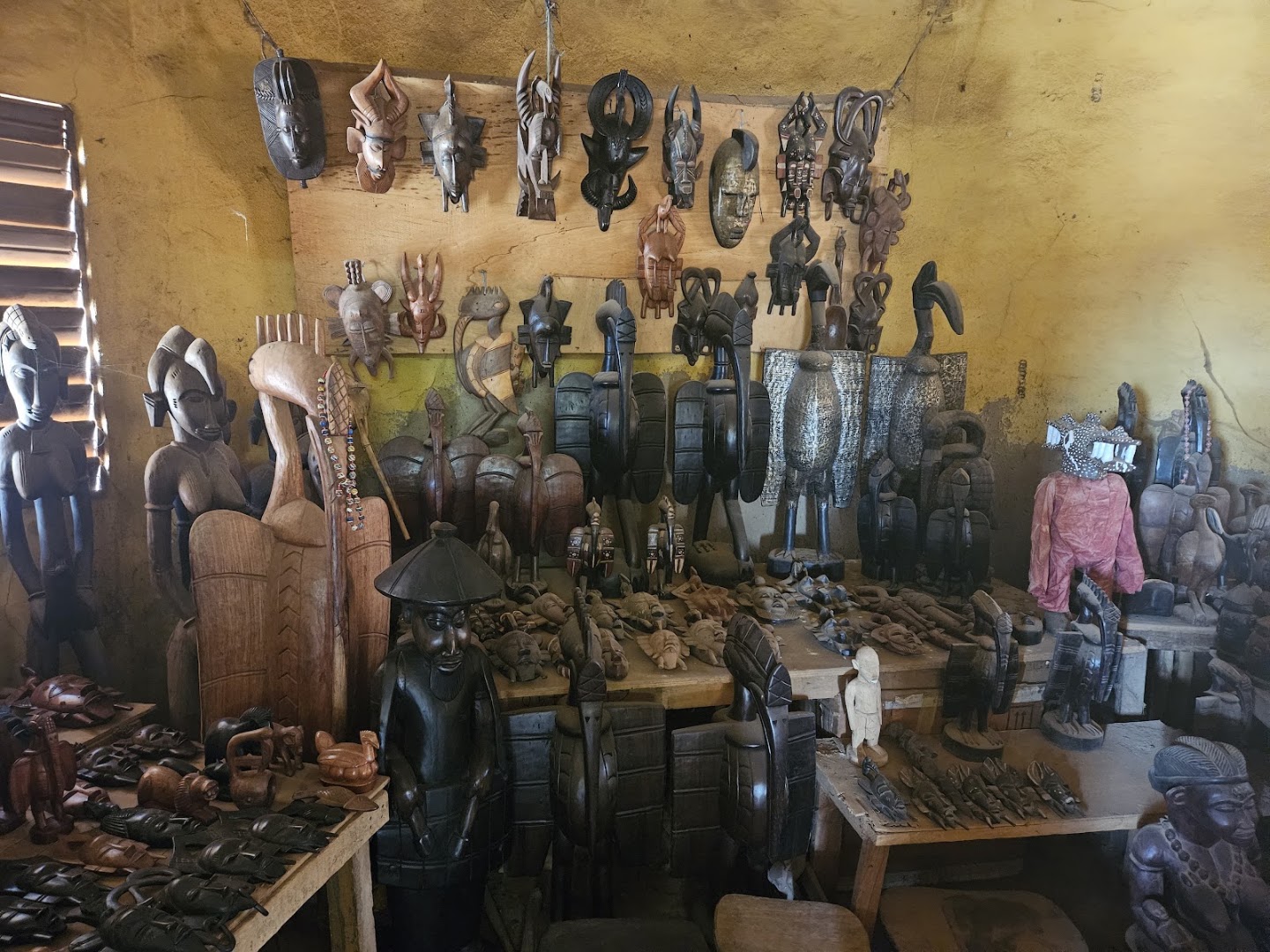 Quartier des Sculpteurs de Koko: clear display of shop products