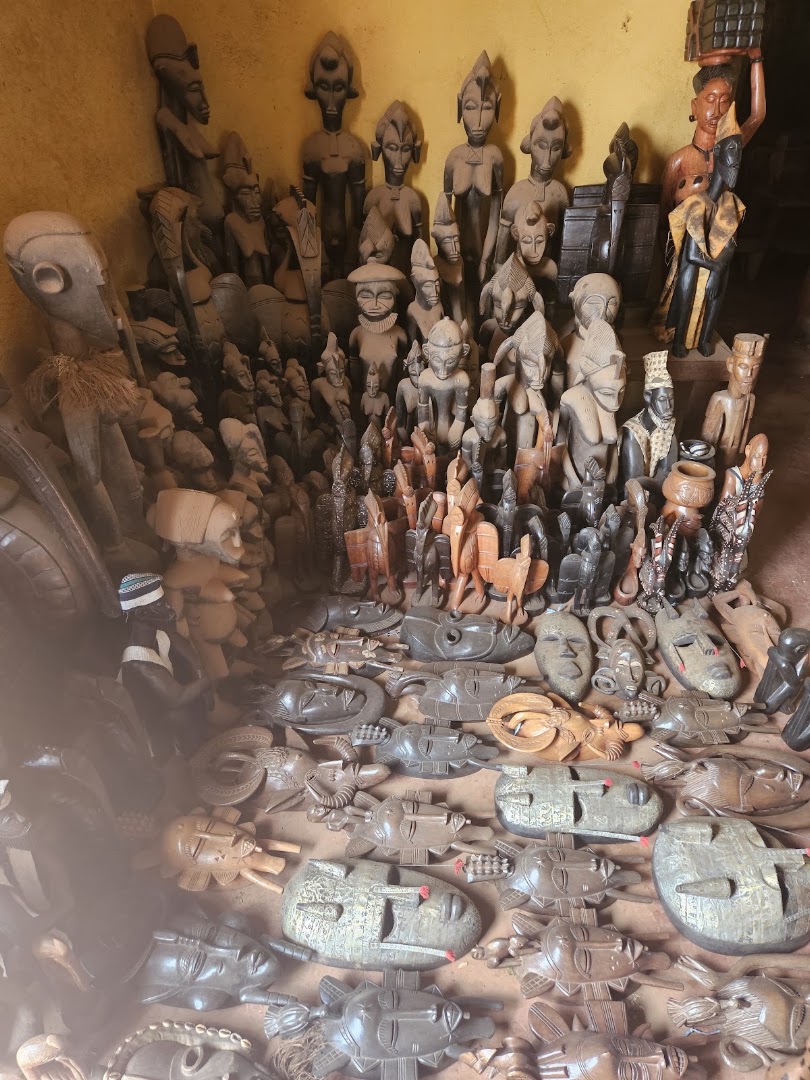 Quartier des Sculpteurs de Koko: showcases shop products clearly