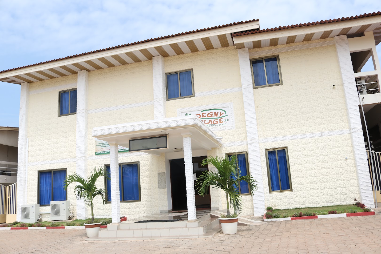 Degny Plage: clear exterior view of venue