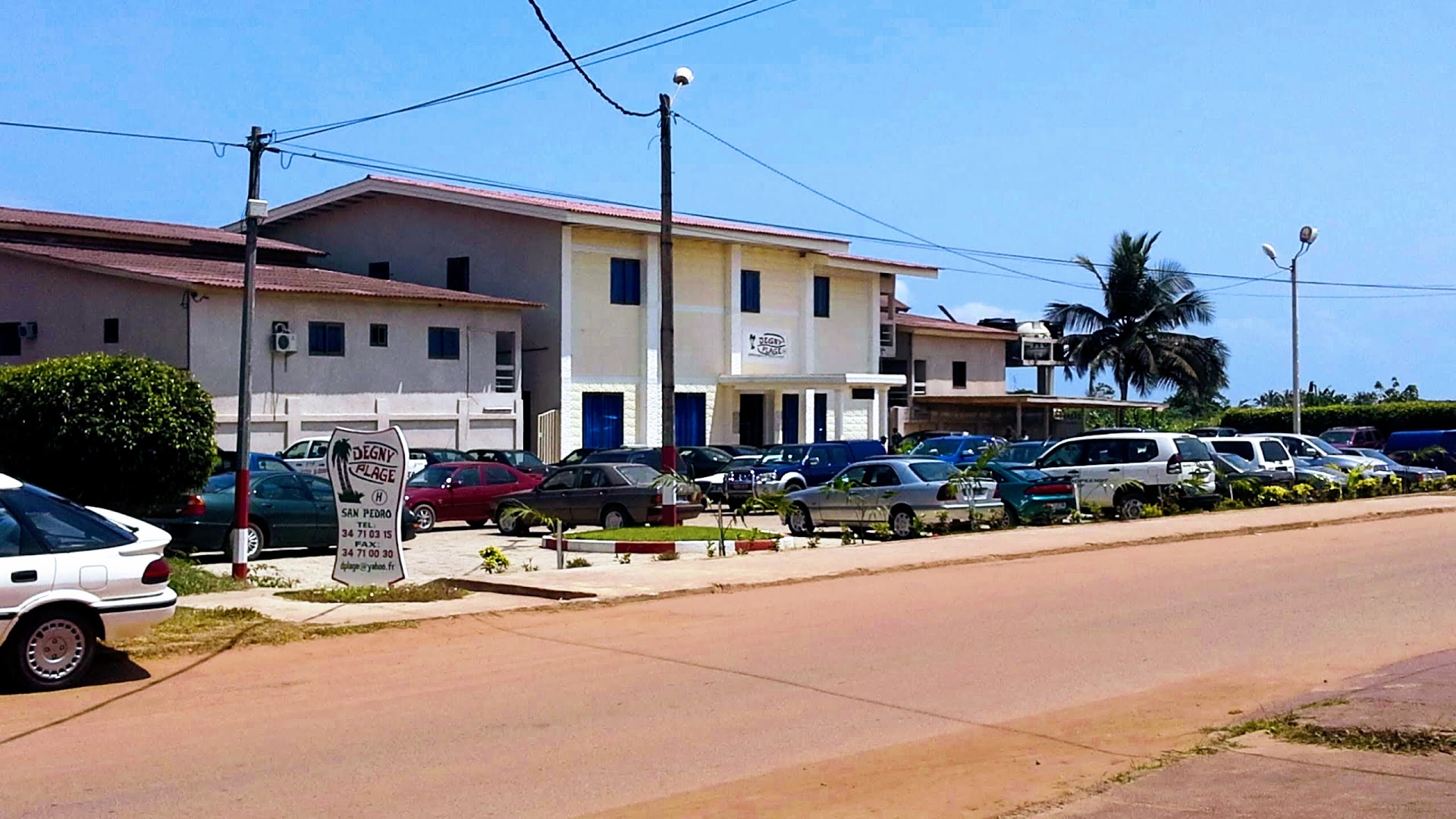 Degny Plage: clear exterior view of venue