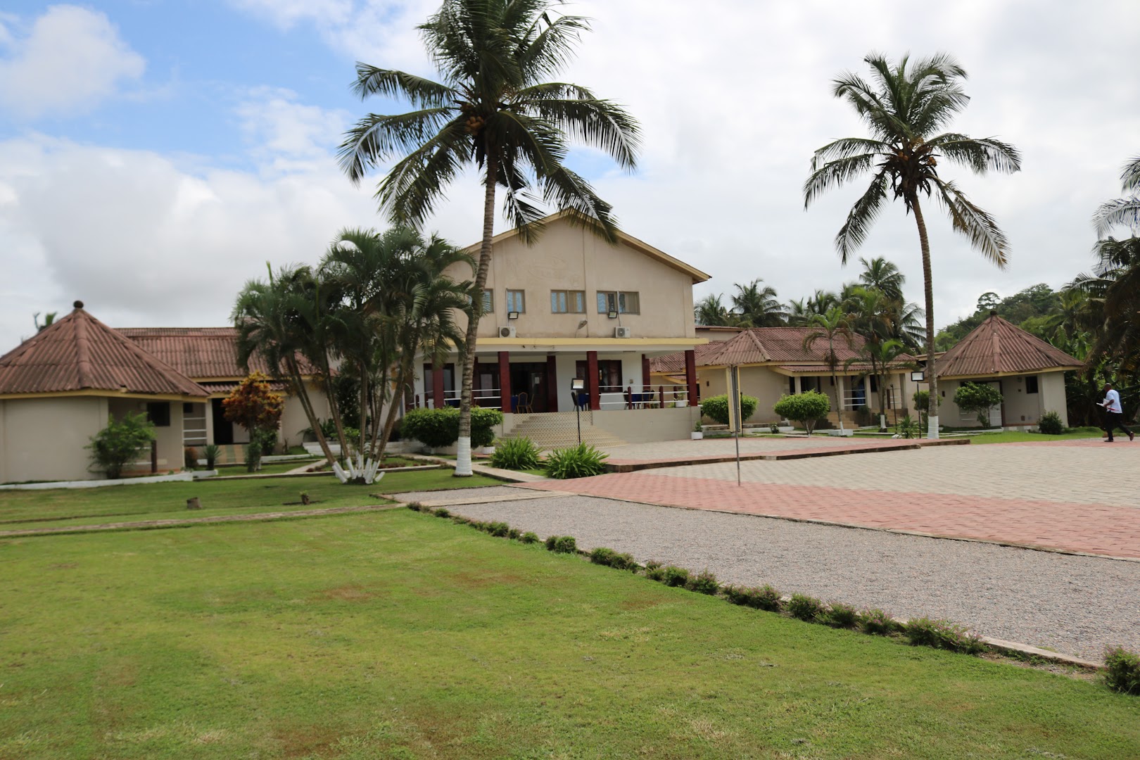 Degny Plage: clear exterior view of venue