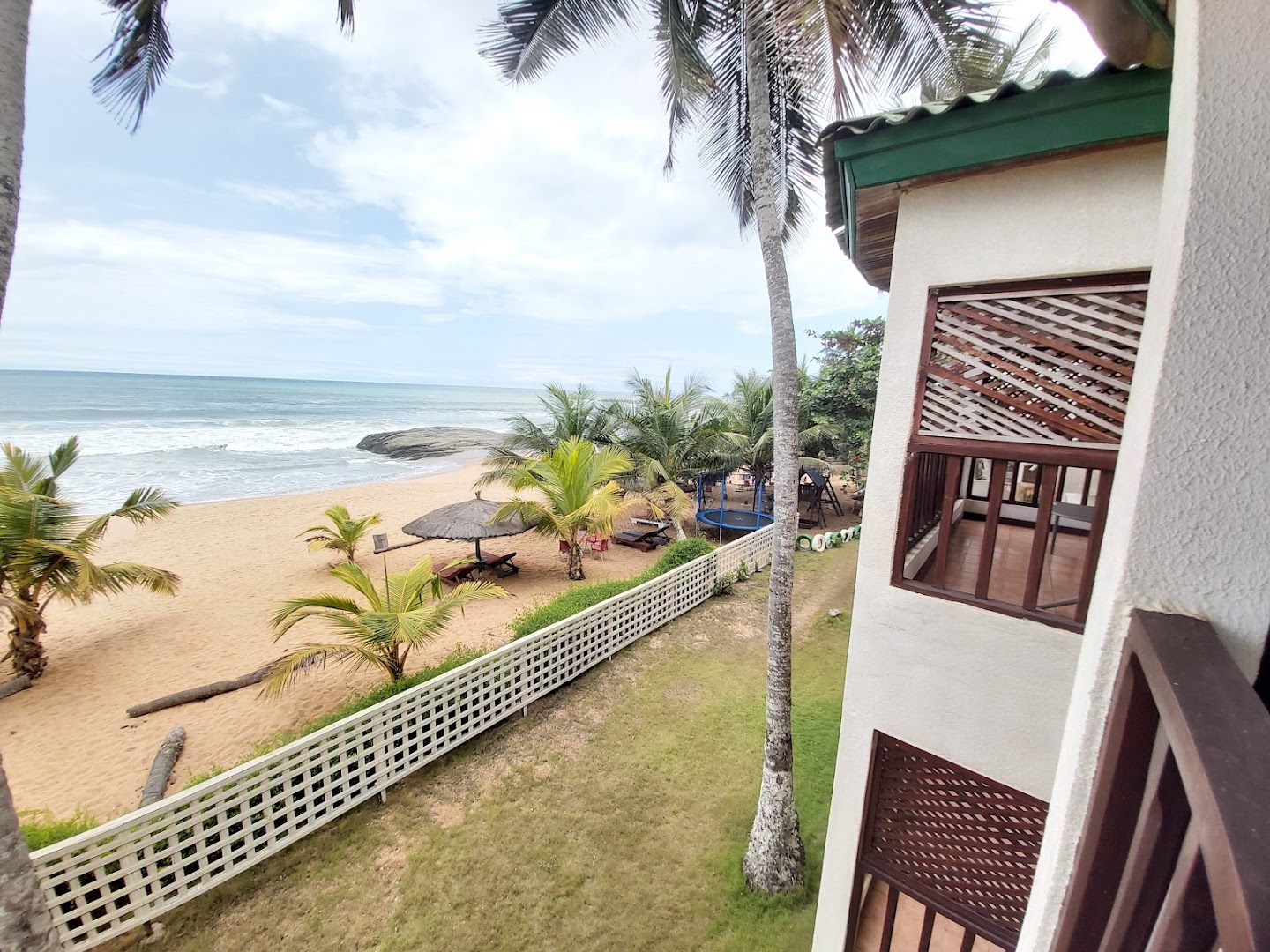 Hôtel Palm Rock Beach: attractive view of hotel grounds