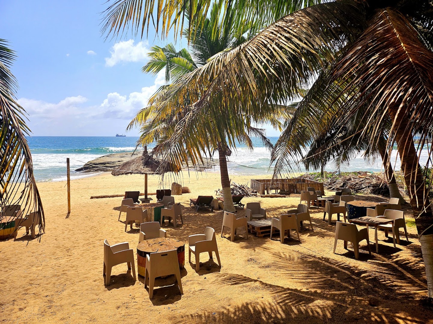 Hôtel Palm Rock Beach: inviting beachside restaurant atmosphere