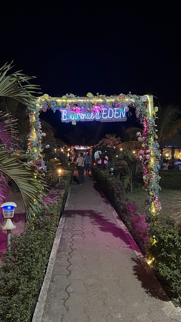 Jardin d'Eden: inviting entrance shows venue atmosphere