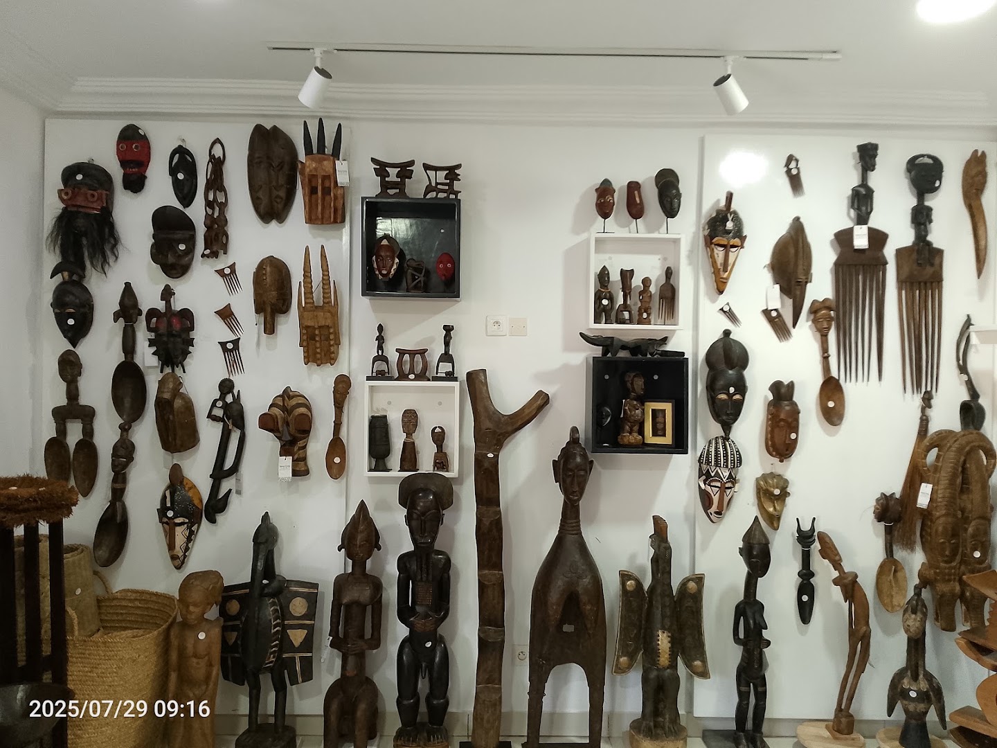 Traditions: clear display of gallery collection