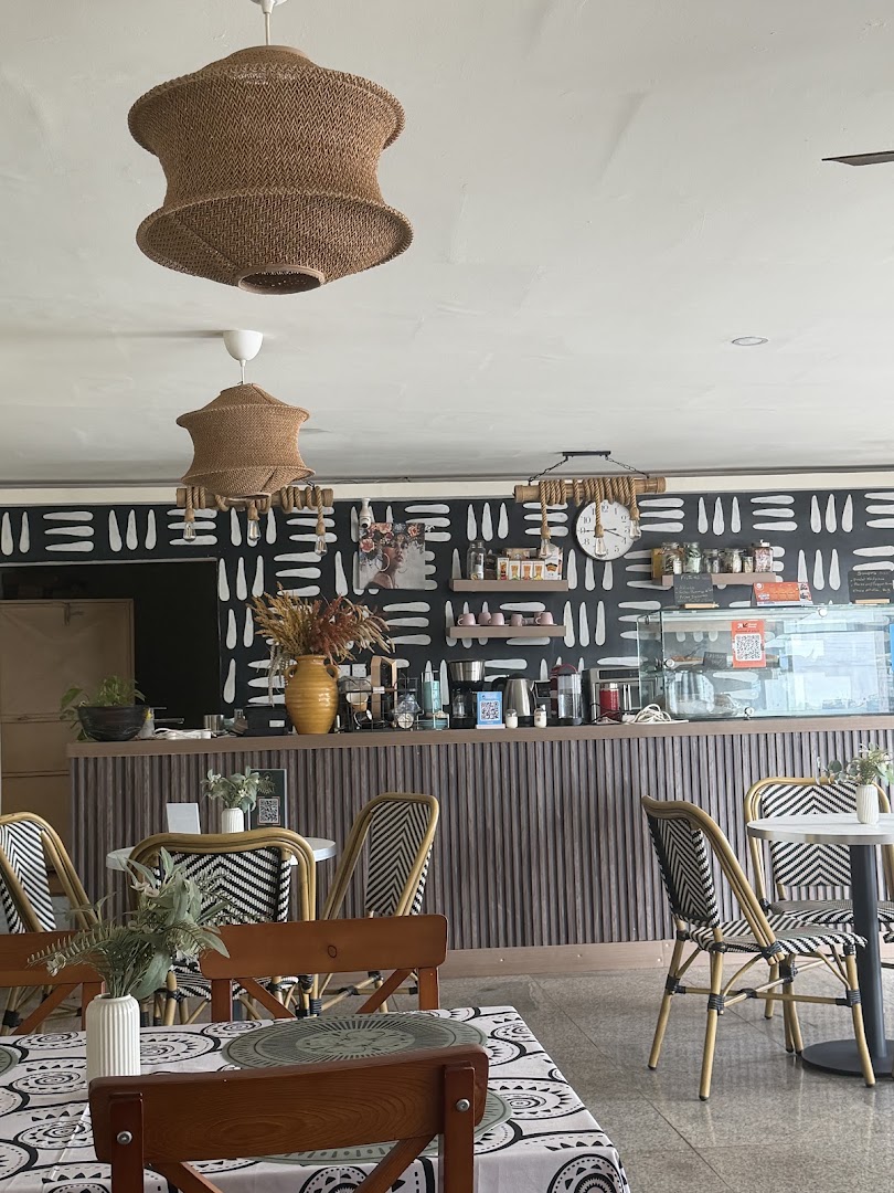 Café Bonne Humeur: clear, inviting interior atmosphere