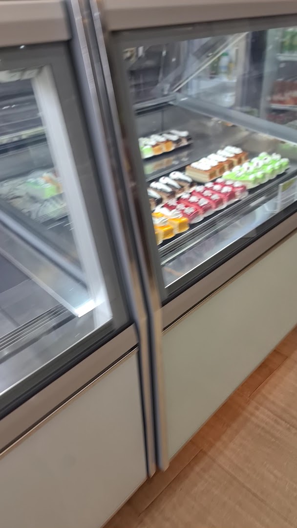 L'épi d'or Yamoussoukro: clear display of food products