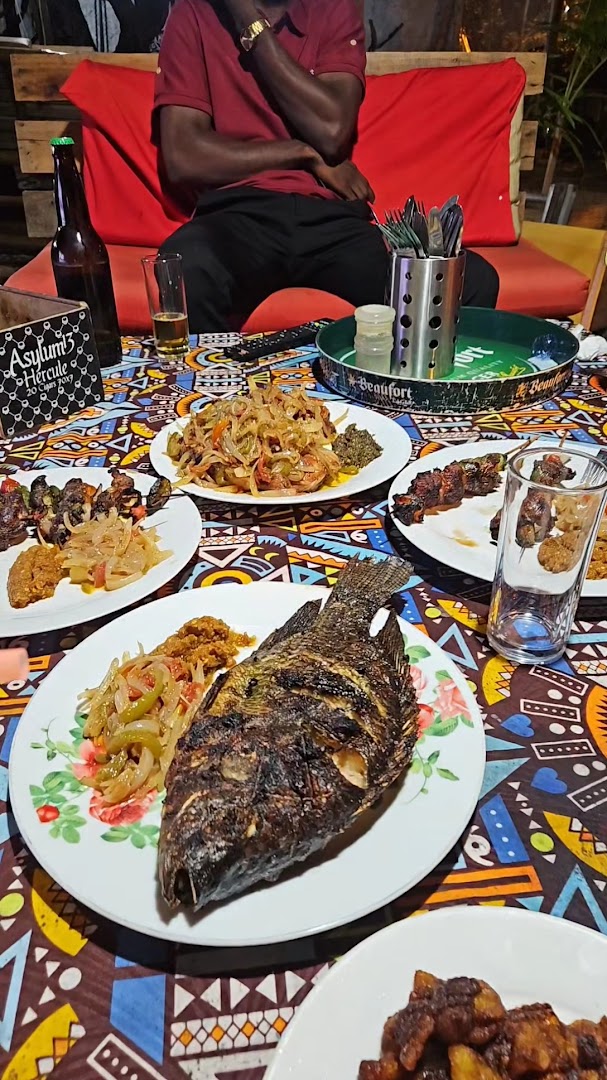 Le Garden Chez Layère: appetizing food and restaurant atmosphere