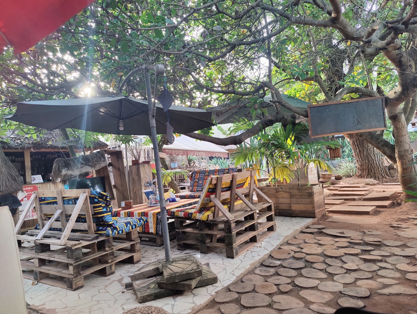Le Garden Chez Layère: inviting and atmospheric outdoor seating