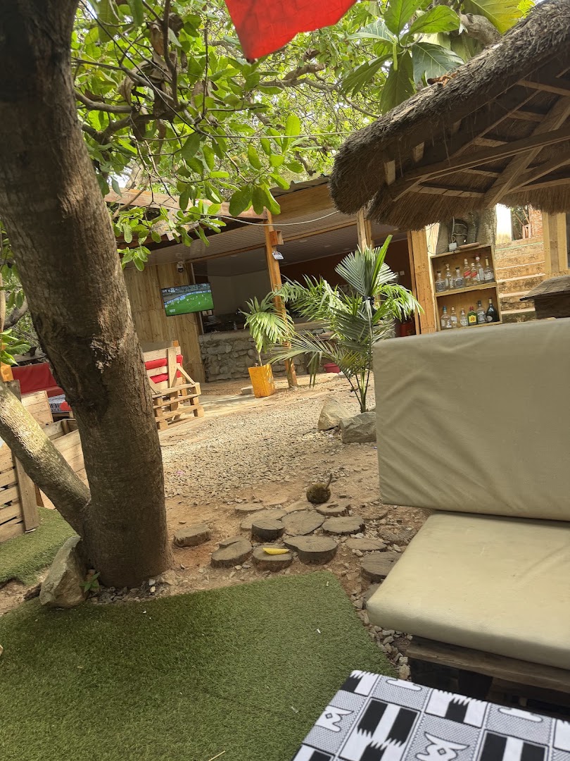 Le Garden Chez Layère: inviting restaurant terrace atmosphere