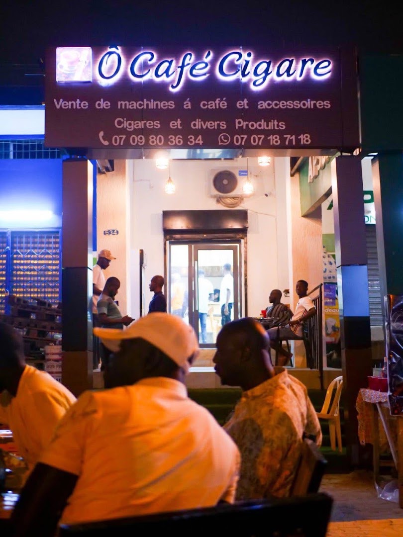 O' Café Cigare: venue atmosphere and patrons