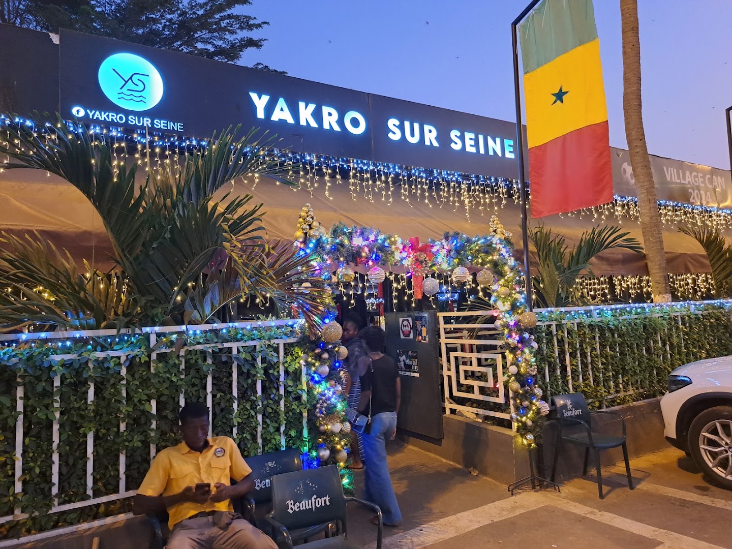 Yakro Sur Seine: clear, inviting exterior restaurant shot