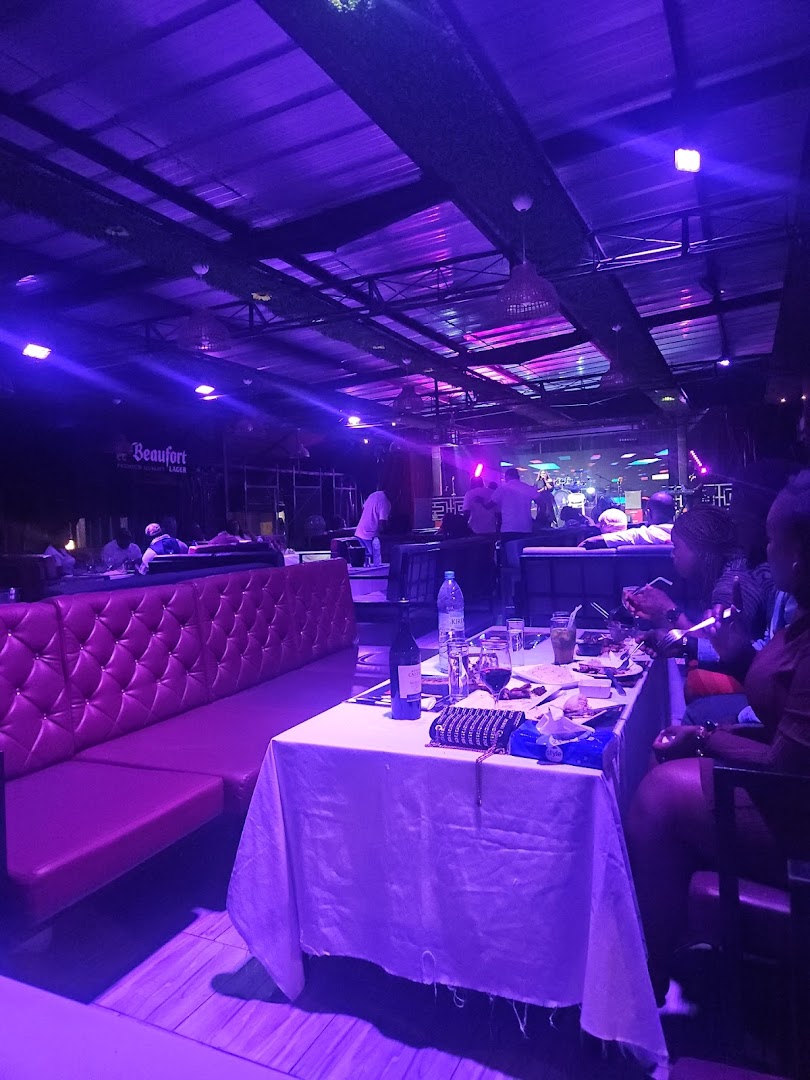 Yakro Sur Seine: venue atmosphere and seating