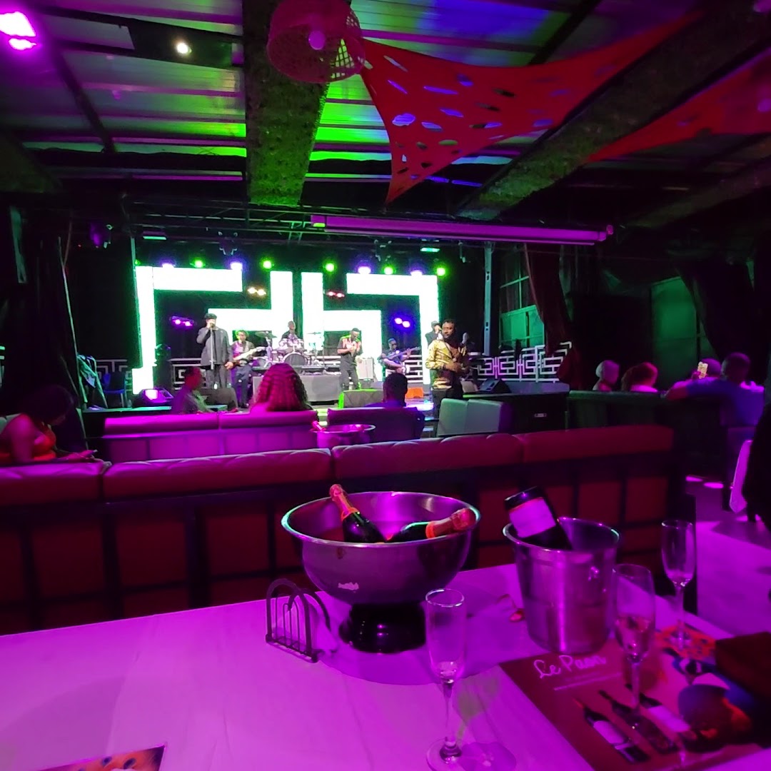 Yakro Sur Seine: lively restaurant atmosphere well