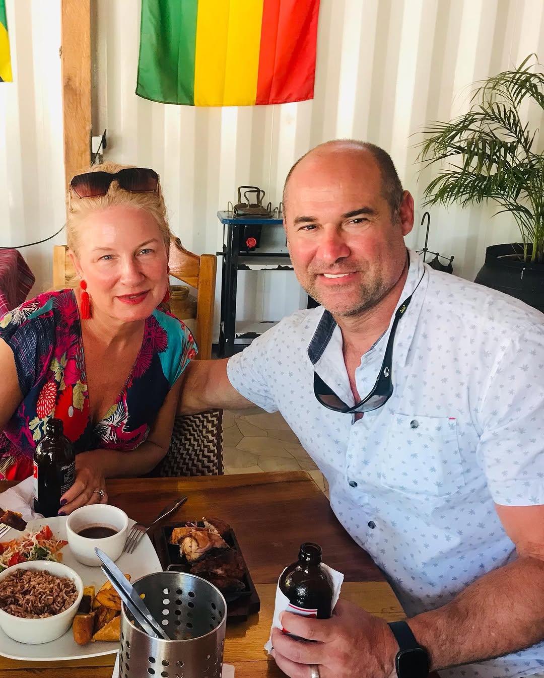 Kimbo Pot Cafe: happy customers enjoying the meal