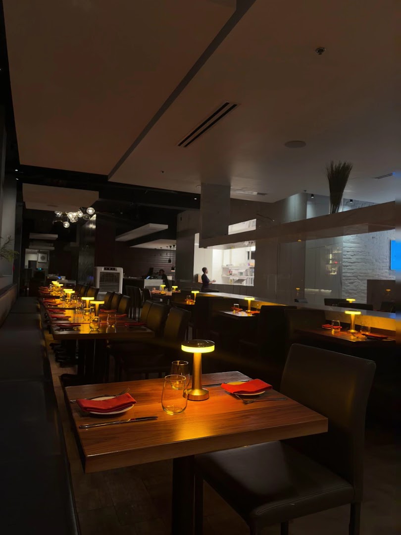 One Park Restaurant & Lounge: inviting atmosphere and professional lighting