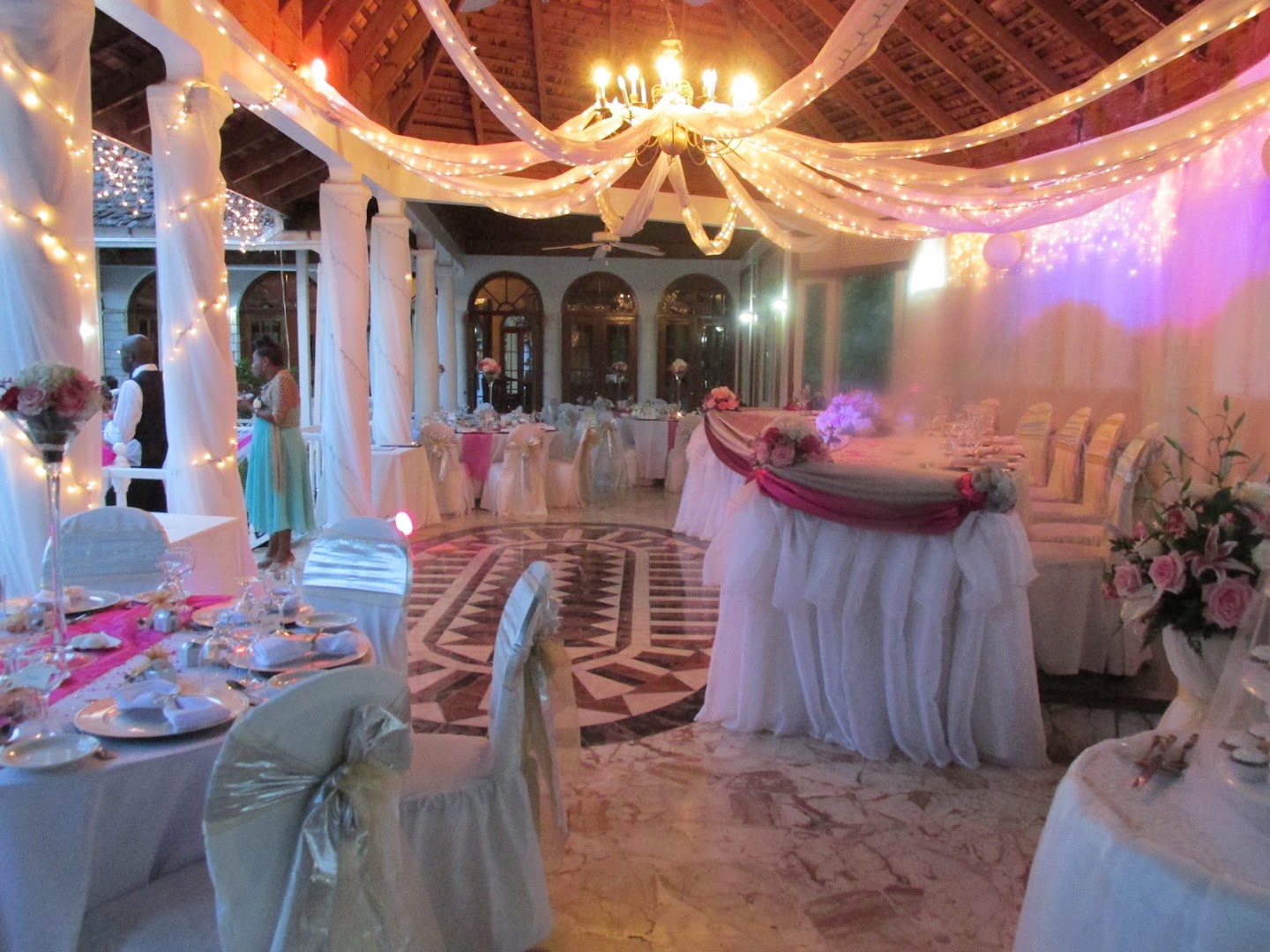 Day-O Plantation Restaurant & Bar: venue atmosphere and decor