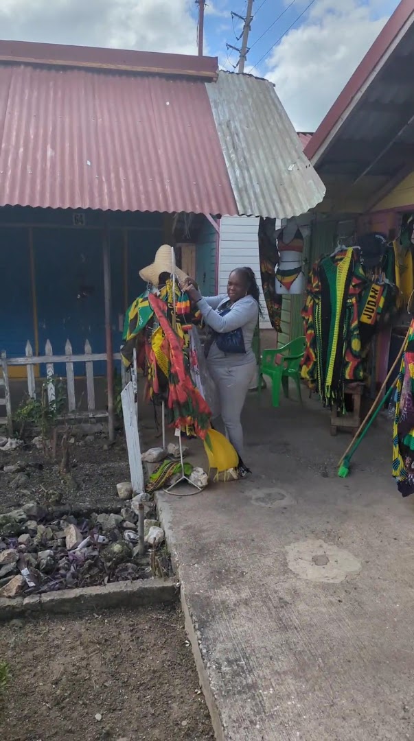 Harbour Street Craft and Cultural Village: shop products and atmosphere