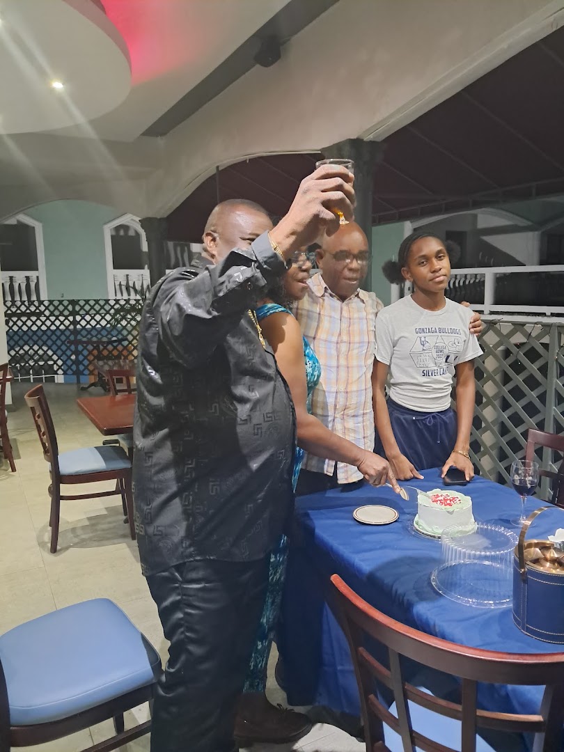 Moya's and Brothers Restaurant: guests enjoying the restaurant