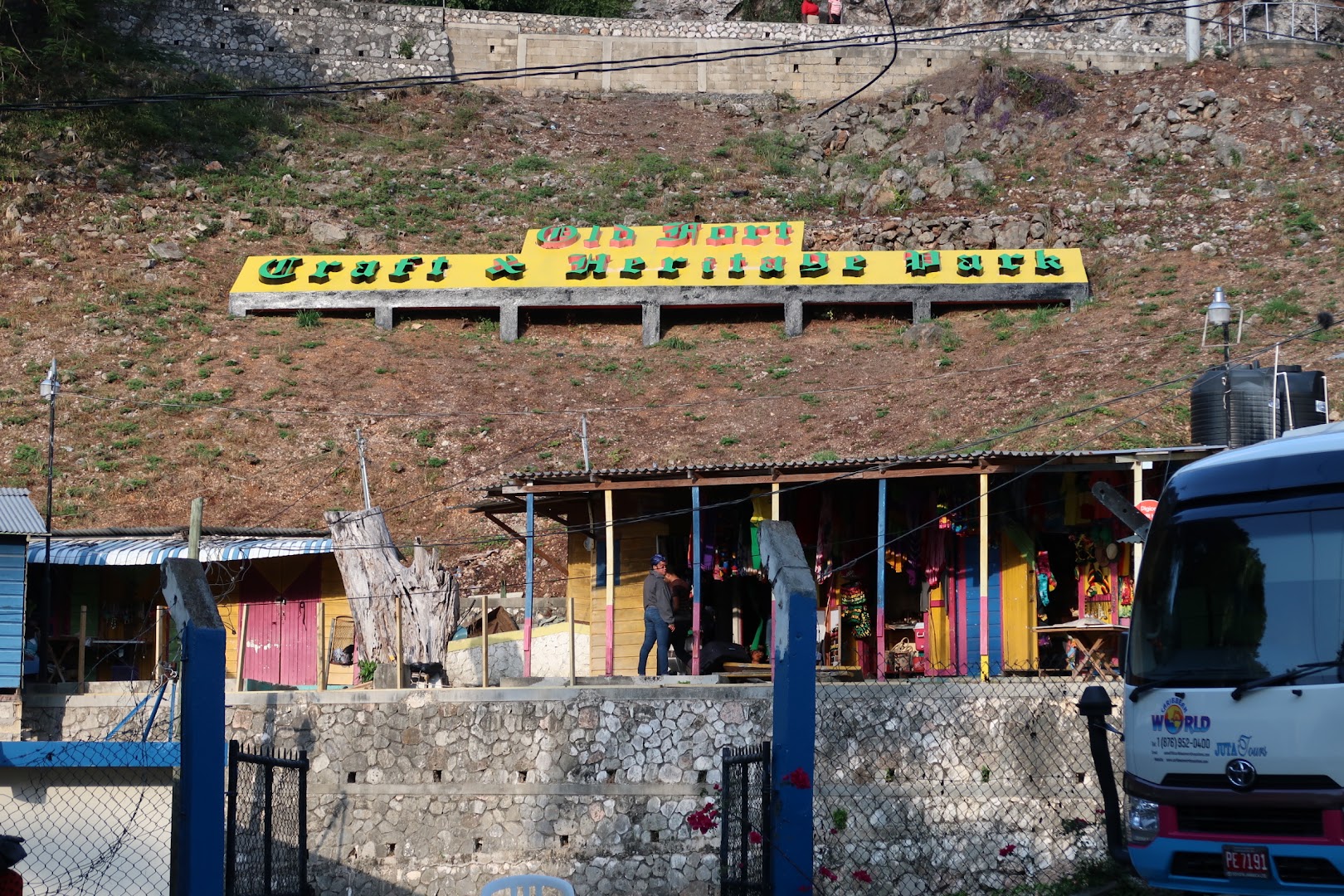 Old Fort Craft Market: clear view of the storefront