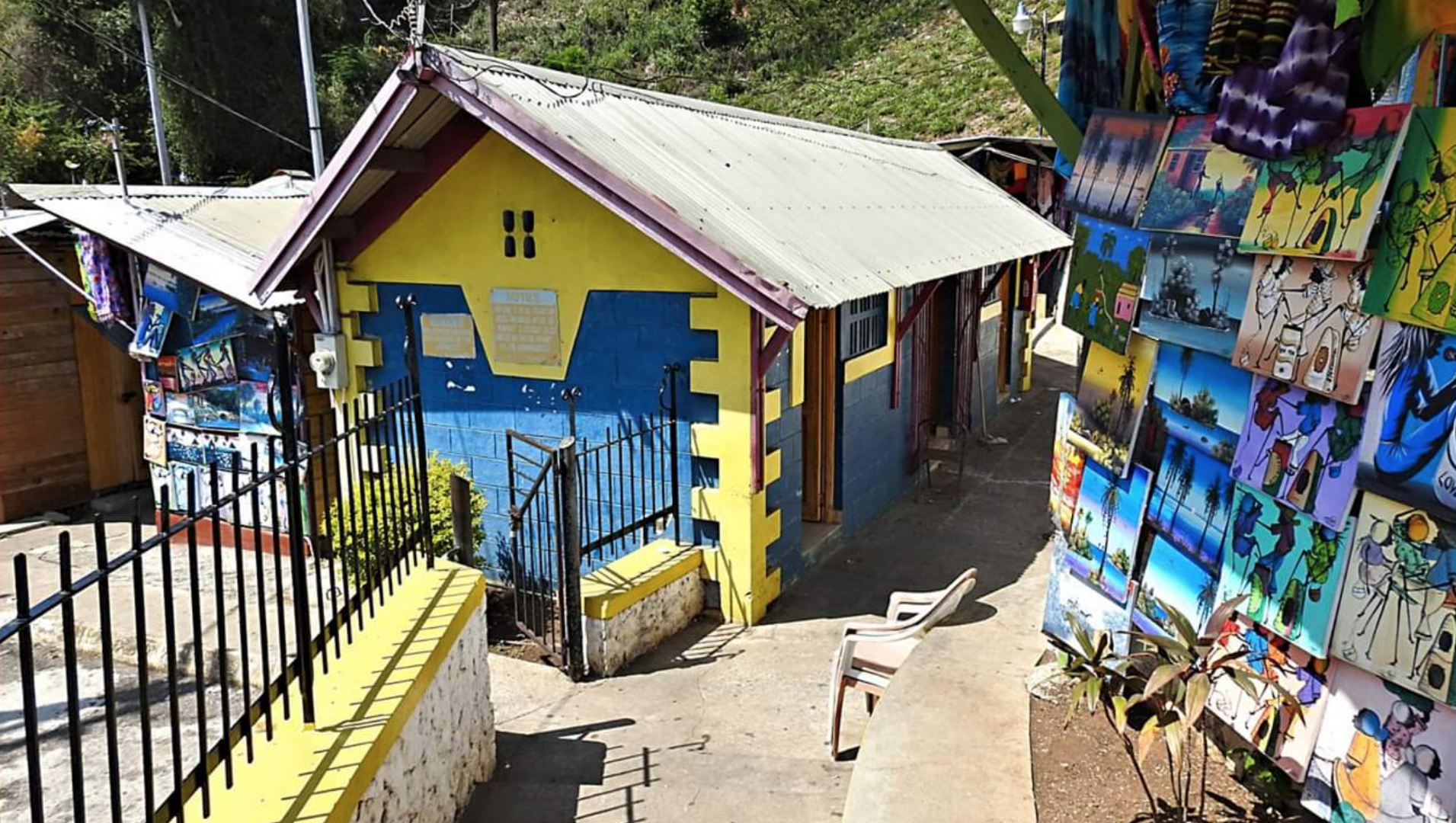 Old Fort Craft Market: clear view of shop exterior