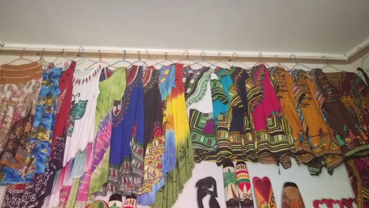 Old Fort Craft Market: displays shop products clearly