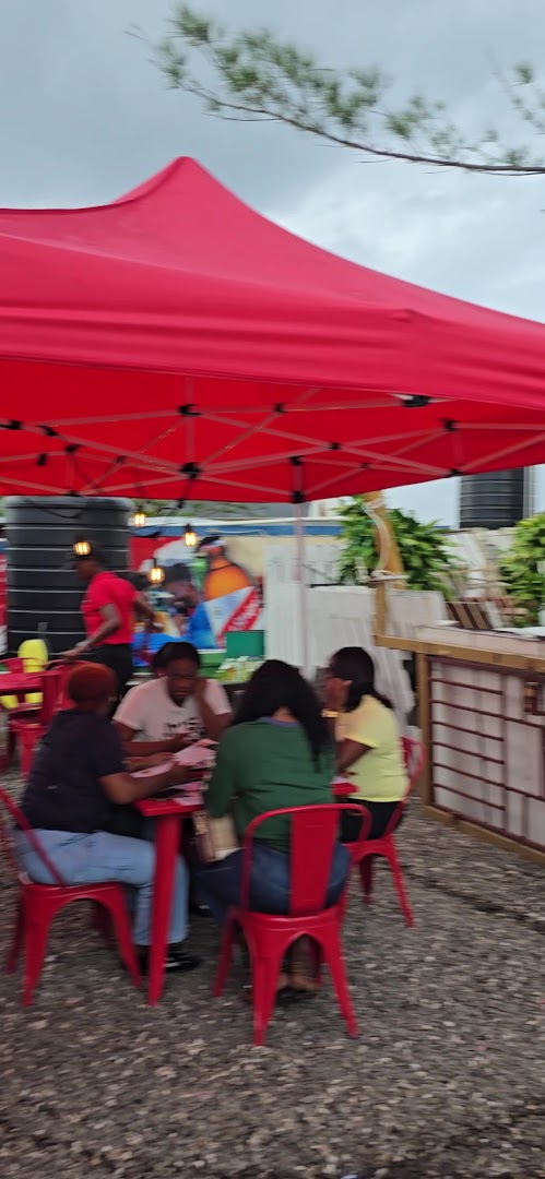 Wingz & Tingz: venue atmosphere and customers