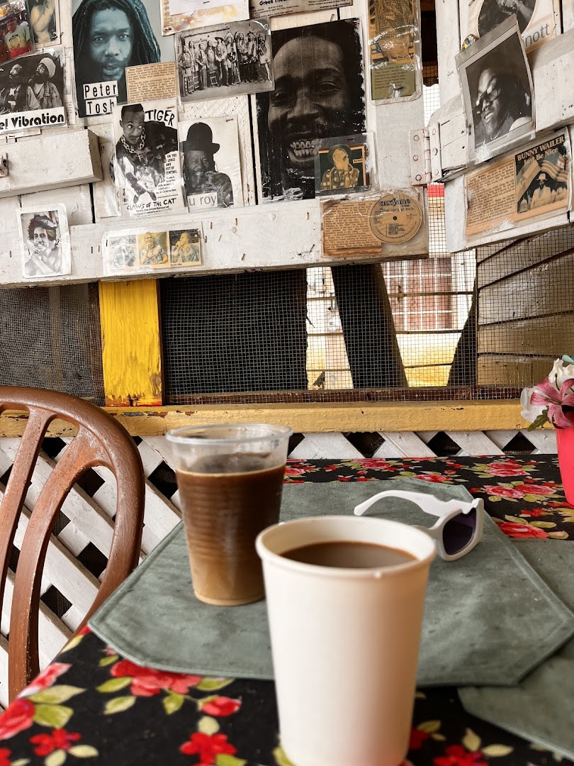 Blue Mountain Coffee Shop: inviting coffee shop atmosphere