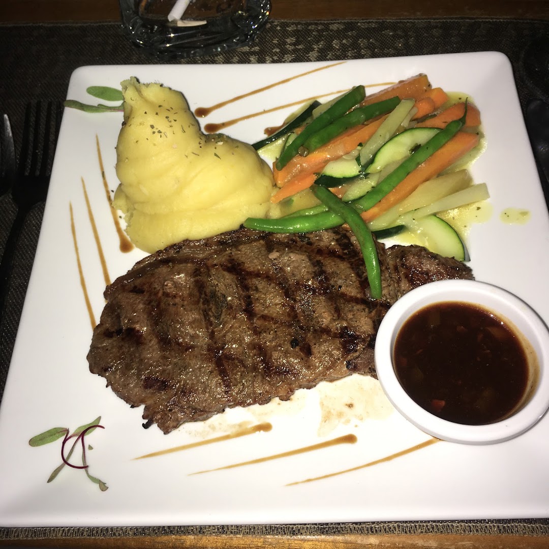 Ciao Jamaica: appetizing, well-lit food presentation