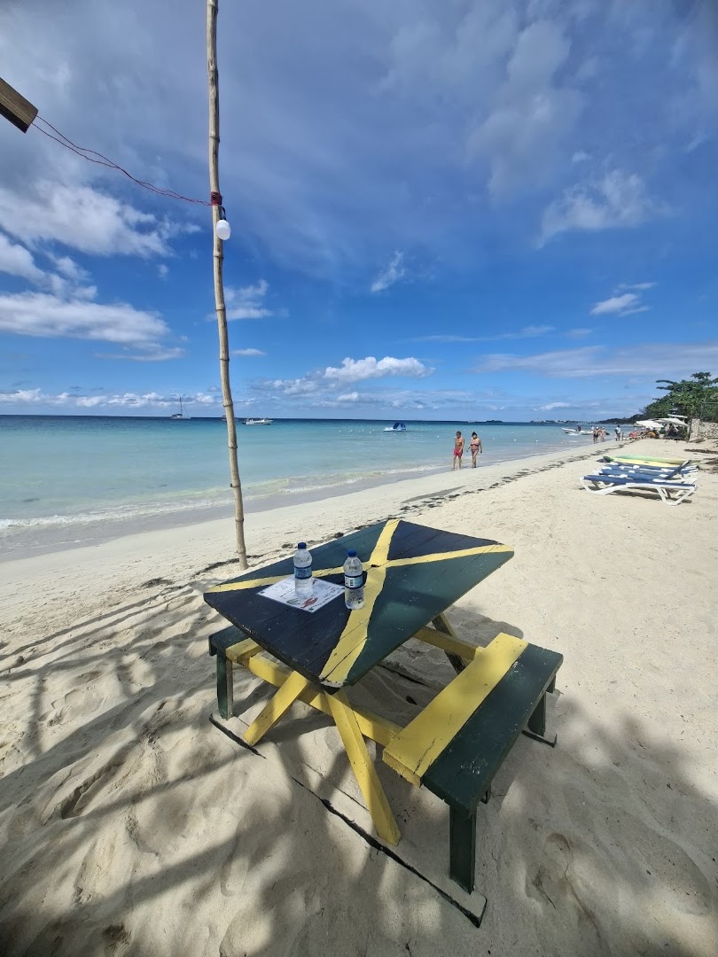 Flag City Seafood & Grill: attractive beachside dining atmosphere