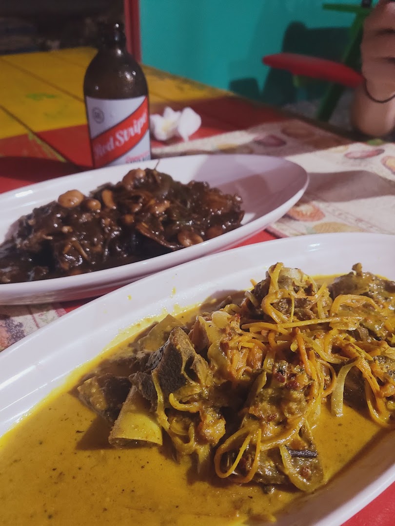 Murphy's West End Restaurant: appetizing food and drink presentation