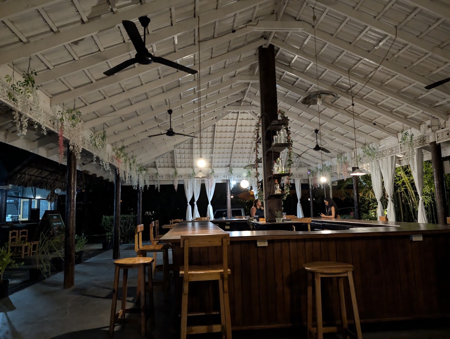 Sador's Ethiopian Restaurant & Bar: inviting atmosphere and clear interior