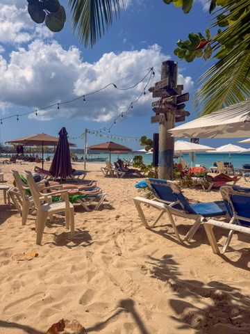 Sun Beach Restaurant & Bar: inviting beachside restaurant atmosphere