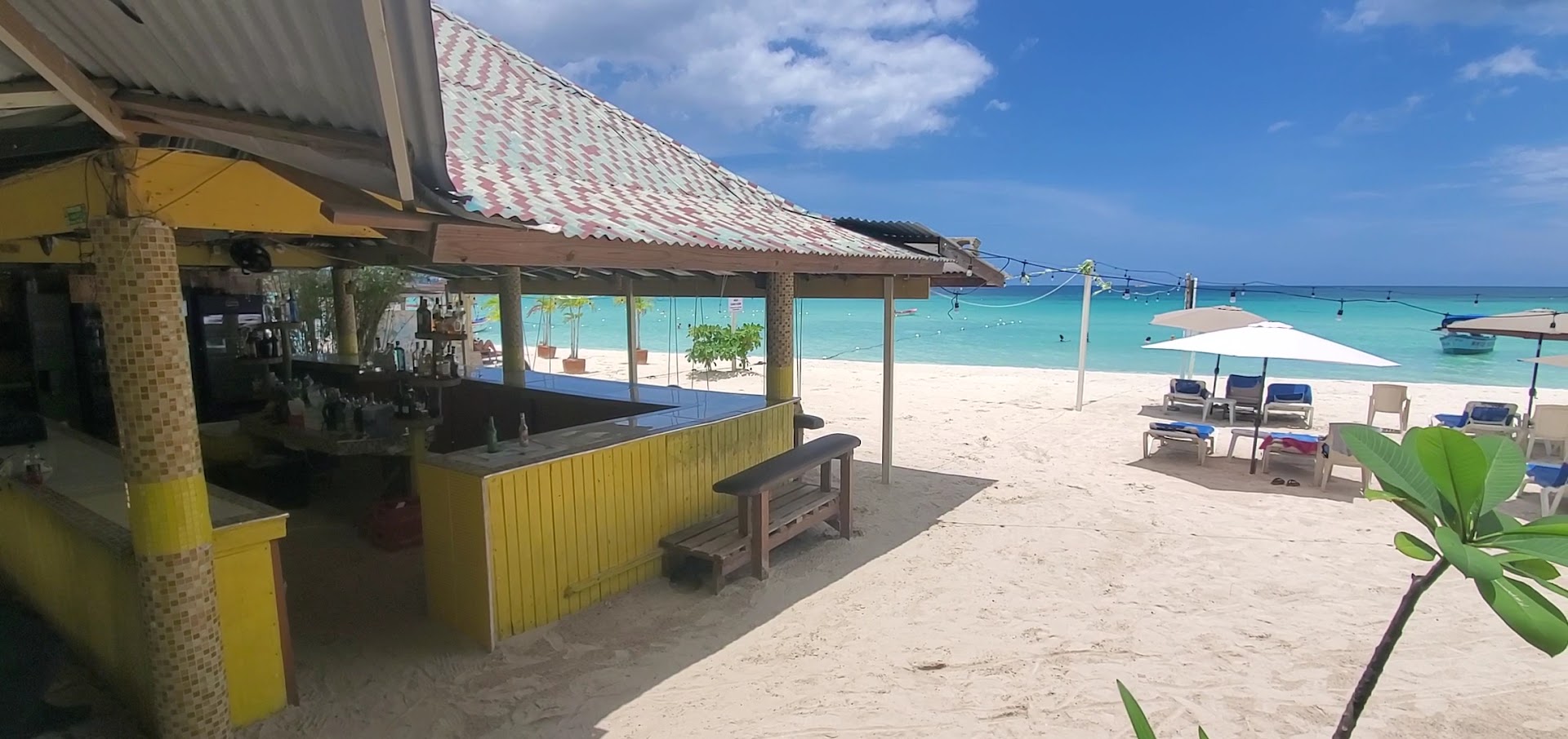 Sun Beach Restaurant & Bar: inviting beachside restaurant atmosphere