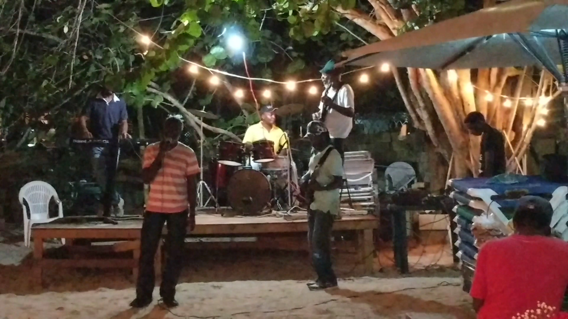 Sun Beach Restaurant & Bar: lively venue atmosphere