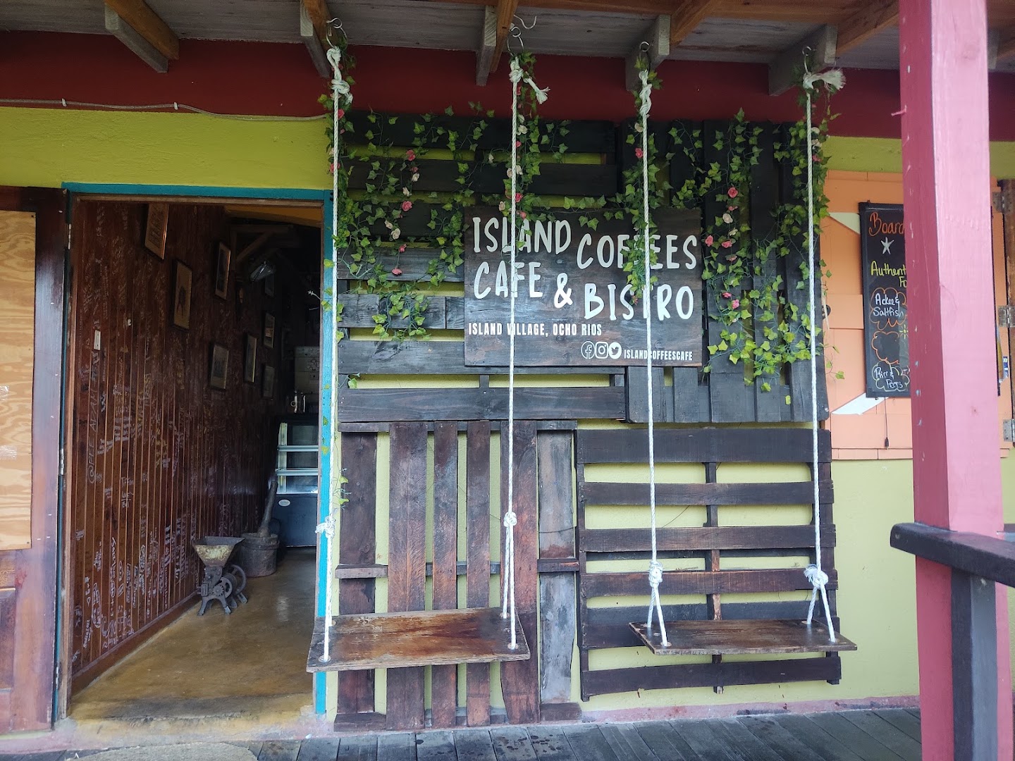 Island Coffees Cafe: clear, inviting exterior venue photo