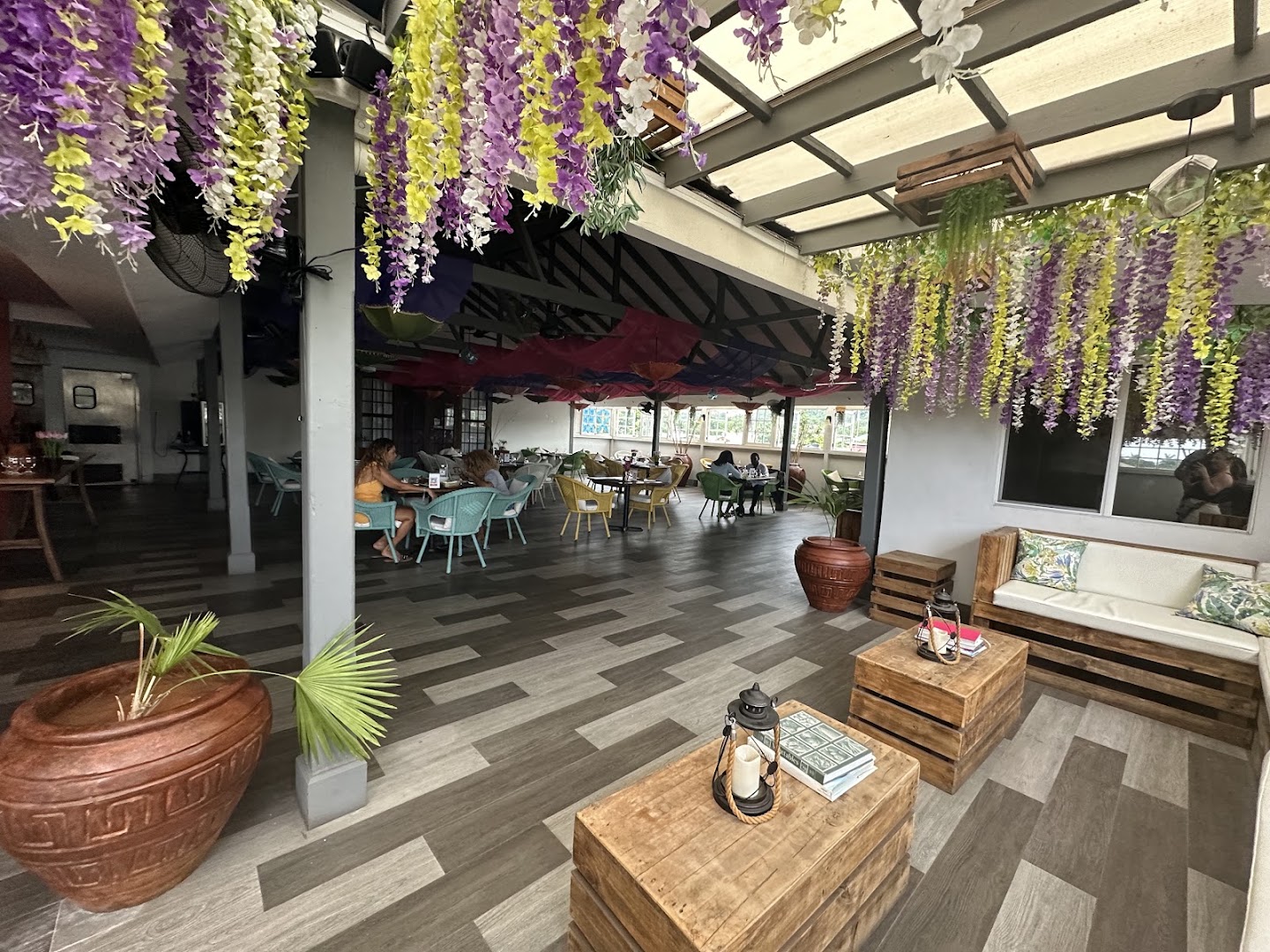 Manzil "East Meets West": attractive and inviting restaurant terrace