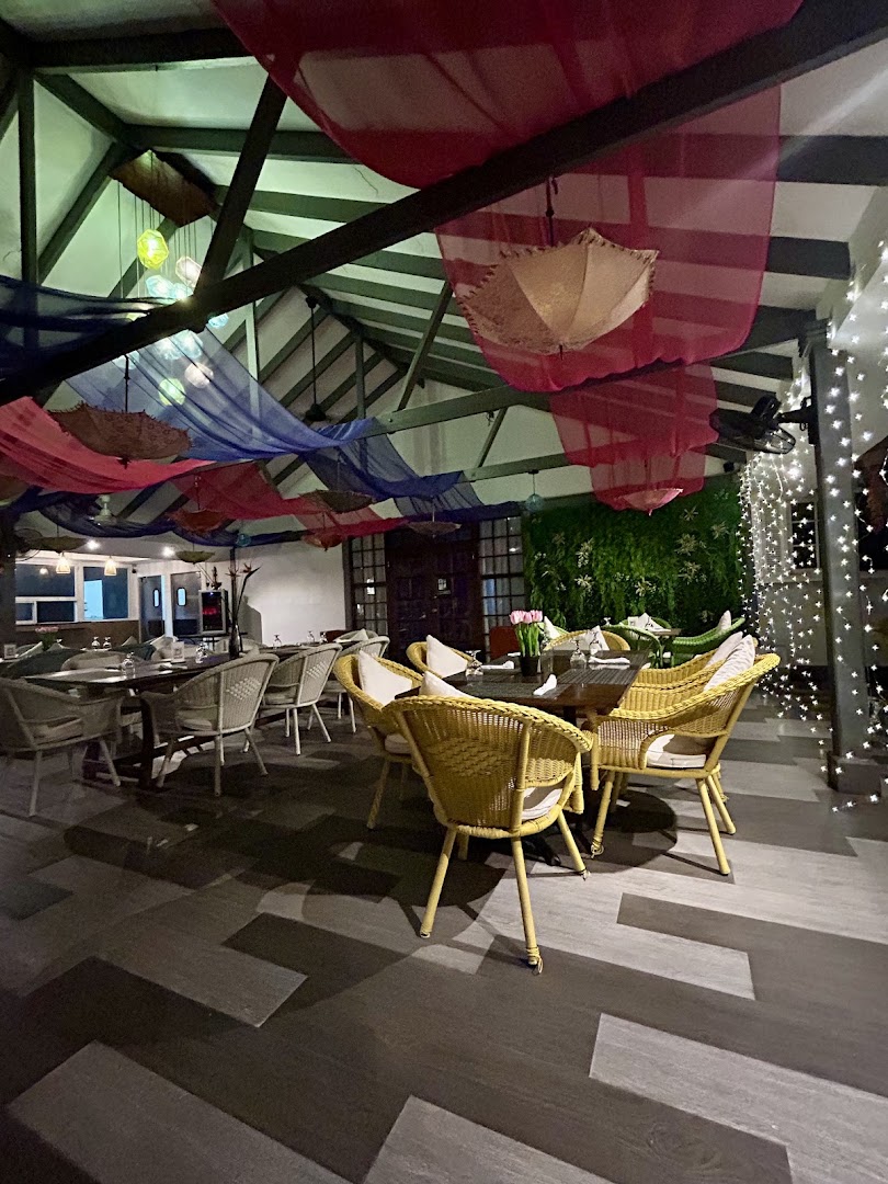 Manzil "East Meets West": attractive restaurant interior and atmosphere