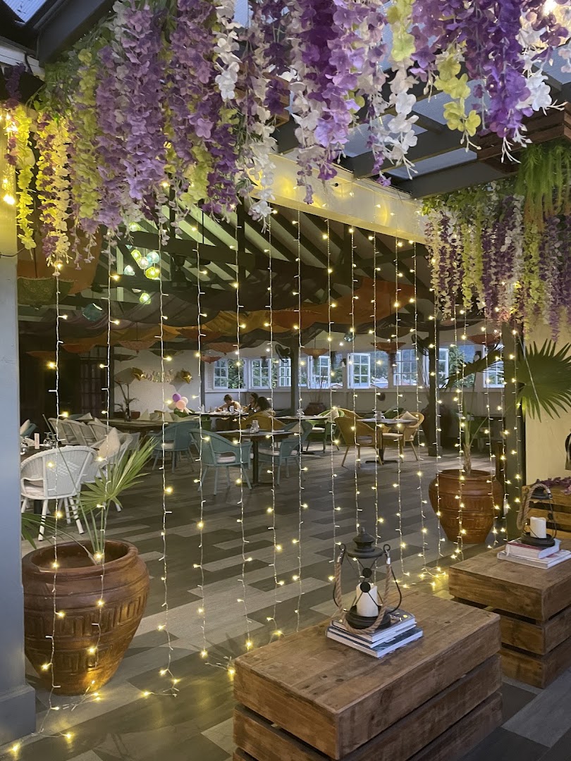 Manzil "East Meets West": attractive and inviting restaurant atmosphere