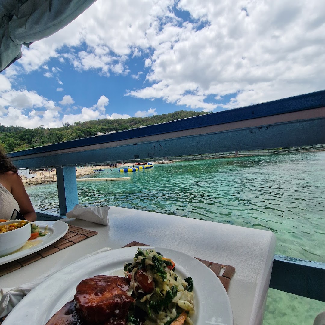 Ocean's 11 Restaurant & Bar: appealing view and food presentation