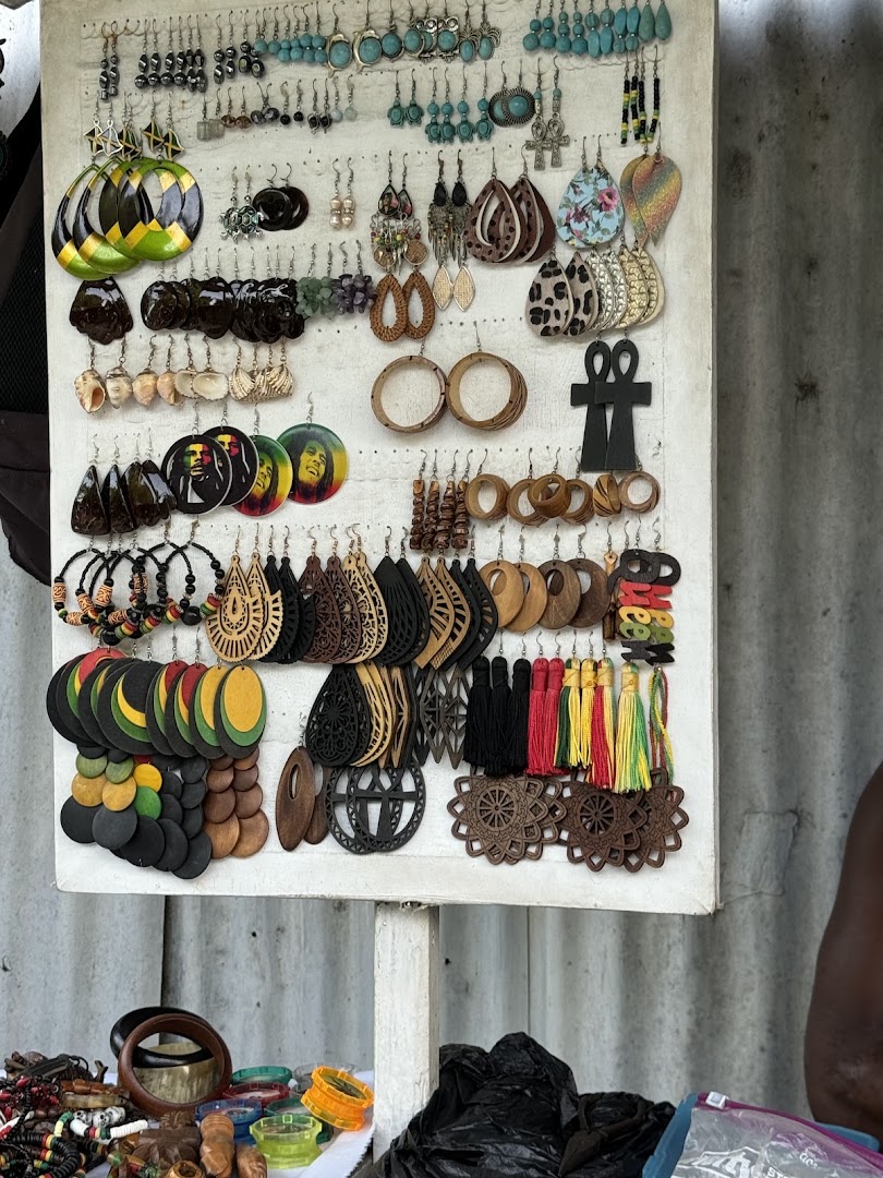 Ocho Rios Craft Market: clear display of shop products