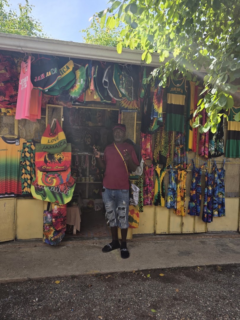 Ocho Rios Craft Market: shop products and atmosphere