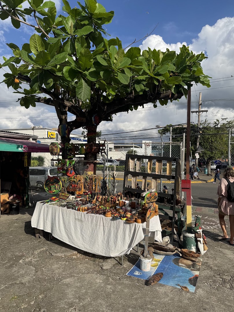 Ocho Rios Craft Market: shop products and atmosphere
